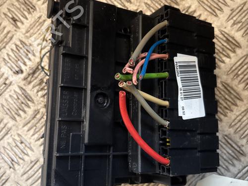 Used Fuse box Fuse box 38005561 38005561
