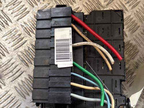 Used Fuse box Fuse box 38294879 38294879