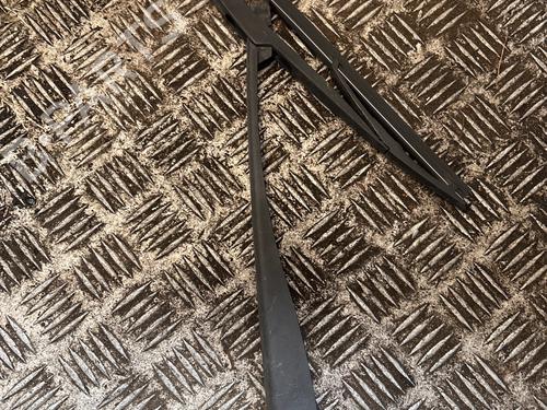 Used Rear windshield wiper arm Rear windshield wiper arm 37500456 37500456