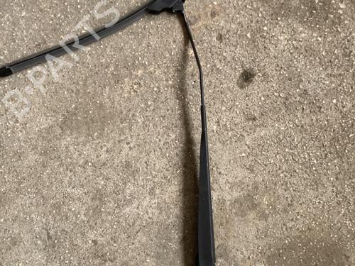Used Front windshield wiper arm Front windshield wiper arm 32217307 32217307