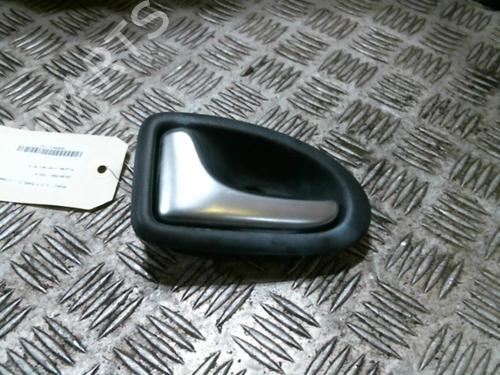 Venstre foran invendig håndtak RENAULT CLIO II (BB_, CB_) 1.4 16V (B/CB0P, BB13) (98 hp) 20994630