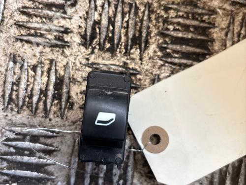 Used Right front window switch Right front window switch CITROËN C3 III (SX) 1.2 PureTech 82 (83 hp) 34359787 34359787