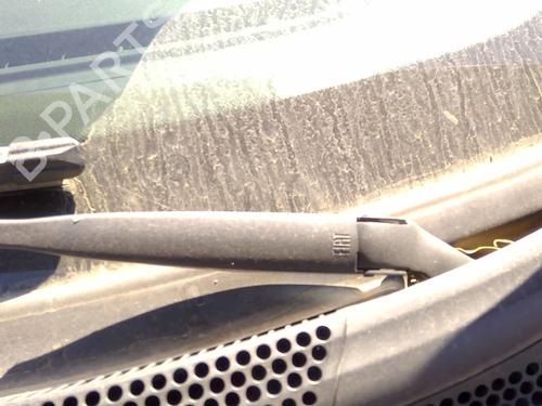 Used Front windshield wiper arm FIAT 500 (312_) 1.2 (312AXA1A) (69 hp) 26888545