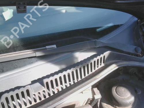Used Front windshield wiper arm VW POLO IV (9N_, 9A_) 1.4 TDI (70 hp) 28422386