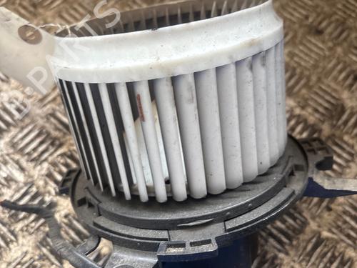Used Heater blower motor Heater blower motor PEUGEOT 5008 II (MC_, MJ_, MR_, M4_) 1.2 THP (MRHNYH, MRHNYW, MRHNSJ, MRHNSU, MRHNSM) (131 hp) 34167798 34167798