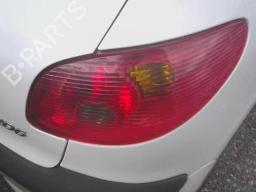 Używane Lampa tylna prawa PEUGEOT 206 Hatchback (2A/C) 1.4 i (75 hp) 28495541