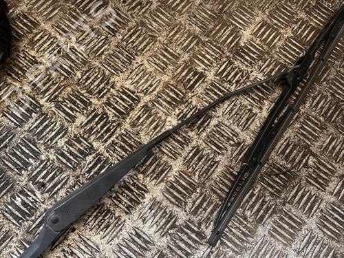 front-windshield-wiper-arm-seat-cordoba-vario-6k5-1996-1997-1998-1999-2000-2001-2002-37280386 main image