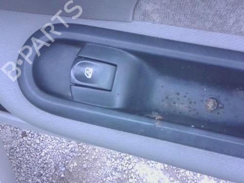 Używane Przełącznik szyby przedniej prawej RENAULT TWINGO II (CN0_) 1.5 dCi (CN0E) (64 hp) 30572389