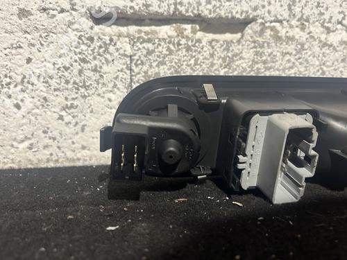 Used Left front window switch Left front window switch RENAULT CLIO III (BR0/1, CR0/1) 1.2 16V Hi-Flex (BR1U, CR1U) (75 hp) 29428681 29428681