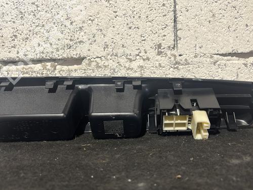 Used Right front window switch Right front window switch TOYOTA YARIS (_P13_) 1.5 Hybrid (NHP130_, NHP130) (101 hp) 27319209 27319209