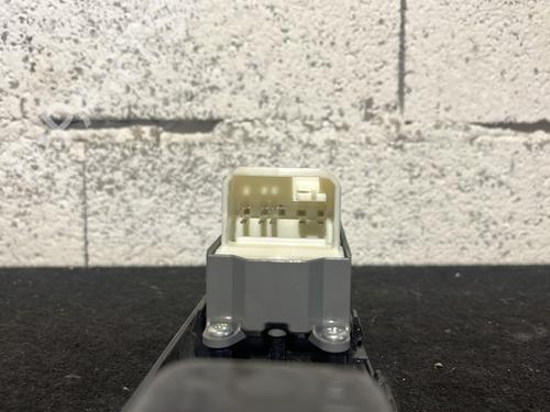 Used Left front window switch Left front window switch TOYOTA YARIS (_P13_) 1.5 Hybrid (NHP130_, NHP130) (101 hp) 27319210 27319210