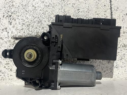 right-front-window-motor-audi-a4-b7-8ec-2004-2005-2006-2007-2008-2009-33119896 main image