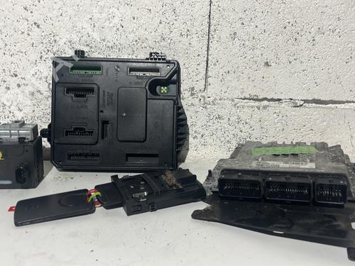 Used Electronic module RENAULT SCÉNIC III (JZ0/1_) 1.5 dCi (110 hp) 31852246