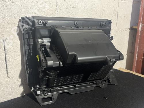 Used Glove box Glove box VW GOLF VII (5G1, BQ1, BE1, BE2) 1.4 TSI (140 hp) 25738768 25738768