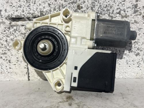 Used Right rear window motor Right rear window motor RENAULT MEGANE III Grandtour (KZ0/1) 1.6 dCi (KZ00, KZ12, KZ13) (130 hp) 33453452 33453452