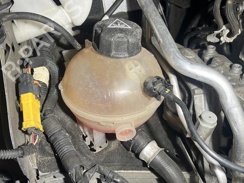 Used Expansion tank PEUGEOT 308 II (LB_, LP_, LW_, LH_, L3_) 1.6 HDi / BlueHDi 115 (115 hp) 26039887
