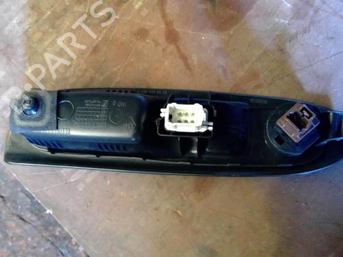 Used Right front window switch RENAULT CLIO II (BB_, CB_) 1.4 16V (B/CB0P, BB13) (98 hp) 21381833