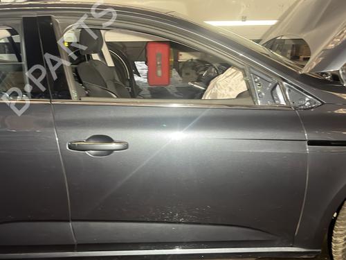 right-front-door-renault-megane-iv-hatchback-b9amn_-2015-29407438 main image