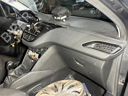 Salpicadero PEUGEOT 208 I (CA_, CC_) 1.4 HDi (68 hp) 30439509