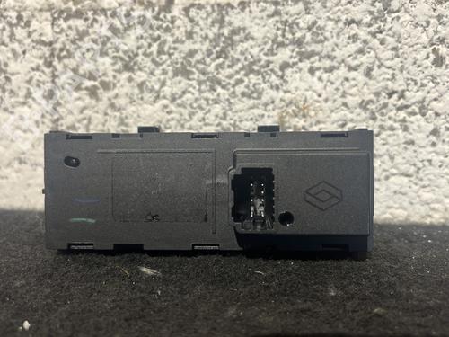 switch-renault-captur-i-j5_-h5_-2013-27380670 main image