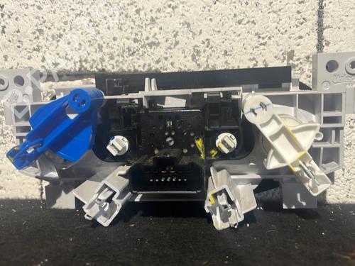 climate-control-dacia-duster-hs_-2010-2011-2012-2013-2014-2015-2016-2017-2018-28052997 main image