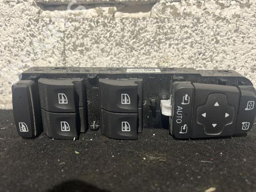 Used Left front window switch RENAULT MEGANE IV Hatchback (B9A/M/N_) 1.5 dCi 110 (B9A3) (110 hp) 29422535