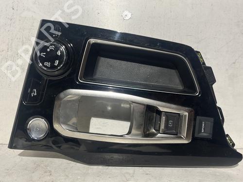 Used Middle console Middle console PEUGEOT 3008 II SUV (MC_, MR_, MJ_, M4_) 1.5 BlueHDi 130 (131 hp) 33453382 33453382