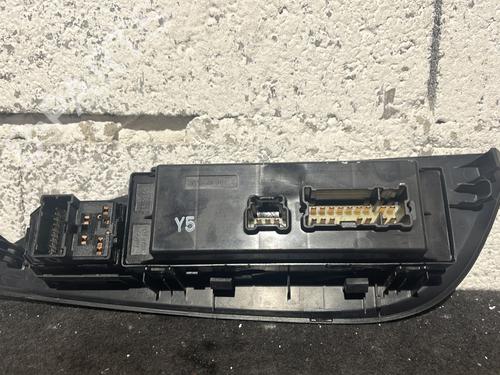 Used Left front window switch Left front window switch NISSAN PULSAR Hatchback (C13) 1.5 dCi (110 hp) 25338386 25338386