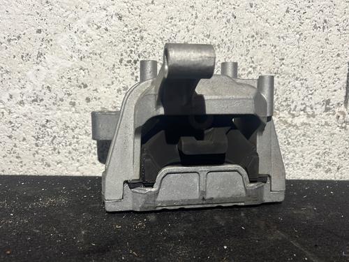 Used Engine mount AUDI Q3 (8UB, 8UG) 2.0 TDI quattro (150 hp) 31331265