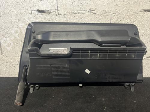 Used Glove box Glove box TOYOTA YARIS (_P13_) 1.5 Hybrid (NHP130_, NHP130) (101 hp) 27319176 27319176