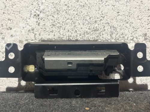 Używane Zamek klapy tylnej / bagażnika PEUGEOT 208 I (CA_, CC_) 1.6 HDi / BlueHDi 75 (75 hp) 30885957