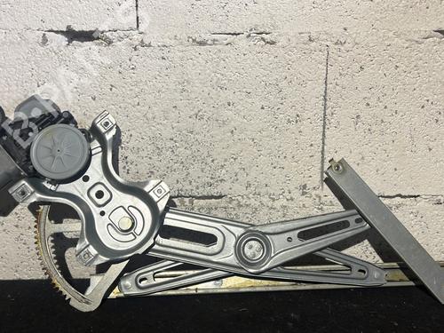 Used Front left window mechanism TOYOTA YARIS (_P13_) 1.5 Hybrid (NHP130_, NHP130) (101 hp) 27319185