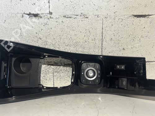 Console centrale RENAULT MEGANE III Hatchback (BZ0/1_, B3_) 1.6 dCi (BZ00, BZ12, BZ13) (130 hp) 33113379