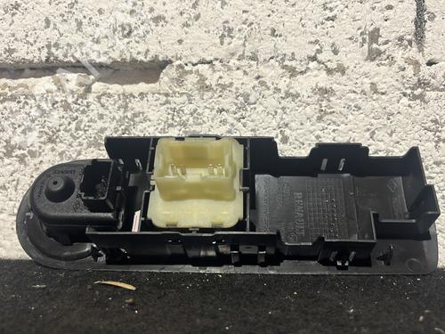 Used Left front window switch Left front window switch RENAULT CLIO IV (BH_) 0.9 TCe 90 (BHNF, BHMA, BHMH, BHJK, BHJR) (90 hp) 26977761 26977761