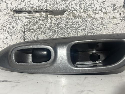 left-rear-window-switch-nissan-juke-f15-2010-2011-2012-2013-2014-2015-2016-2017-2018-2019-31754487 main image