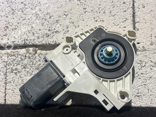 Used Right front window motor Right front window motor AUDI Q3 (8UB, 8UG) 2.0 TDI quattro (150 hp) 27389838 27389838