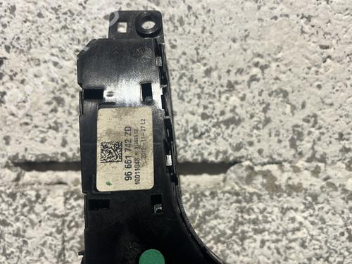 Switch CITROËN DS5 2.0 HDi 200 Hybrid4 All-wheel Drive | BP29255675I30 