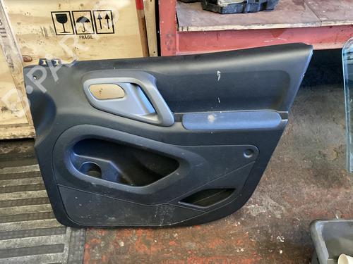 Używane Tapicerka drzwi przednich prawych CITROËN BERLINGO MULTISPACE (B9) 1.6 HDi 90 (92 hp) 21860600
