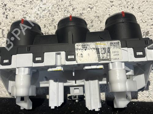 climate-control-renault-clio-v-b7_-2019-27221191 main image