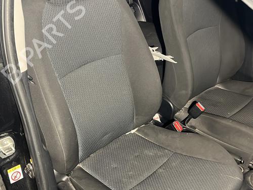 Used Right front seat TOYOTA YARIS (_P13_) 1.5 Hybrid (NHP130_, NHP130) (101 hp) 27319198