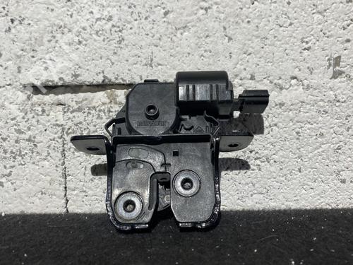 Used Tailgate lock RENAULT CAPTUR I (J5_, H5_) 1.5 dCi 90 (J5N4, J5M5, J5MW, J5M6, J5AL, J5AJ) (90 hp) 25275545