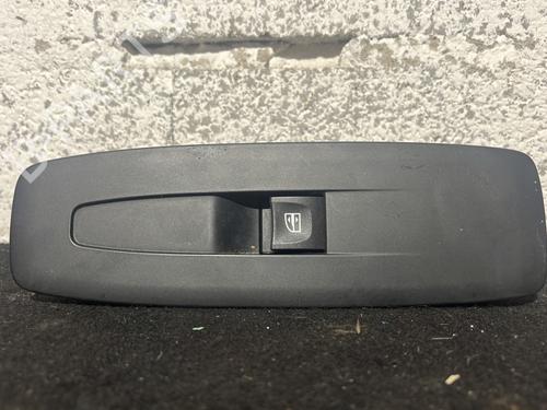 Interrupteur de vitre avant droite RENAULT MEGANE IV Hatchback (B9A/M/N_) 1.5 dCi 110 (B9A3) (110 hp) 29422534