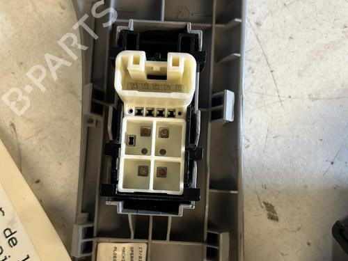 Used Right front window switch TOYOTA YARIS (_P9_) 1.4 D-4D (NLP90_, NLP90R) (90 hp) 21863070