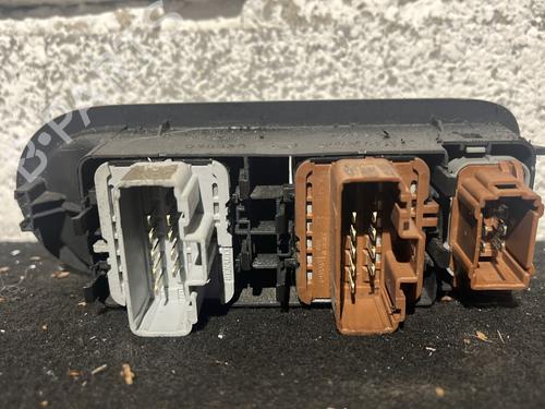 Used Left front window switch Left front window switch RENAULT MEGANE II Estate (KM0/1_) 1.9 dCi (KMRG, KM1G, KM0G, KM2C) (120 hp) 29959995 29959995