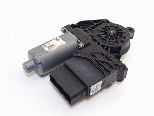 Used Right rear window motor Right rear window motor VW GOLF VI (5K1) 1.6 TDI (105 hp) 28096137 28096137