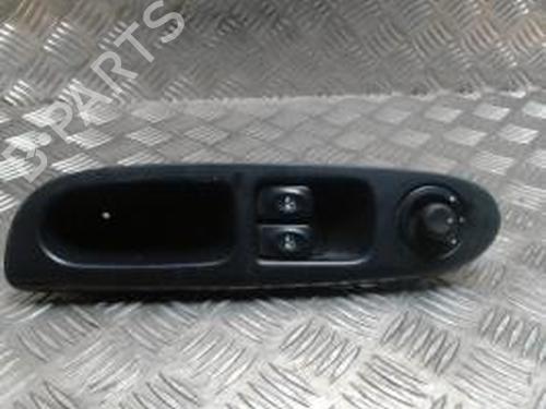 Mando elevalunas delantero izquierdo RENAULT CLIO II (BB_, CB_) 1.9 dTi (B/CB0U) (80 hp) 30532720