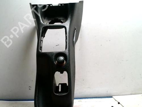 Console central PEUGEOT 206 Hatchback (2A/C) 1.4 i (75 hp) 31239165