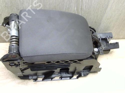 Used Armrest / Center console Armrest / Center console VW GOLF V (1K1) 1.9 TDI (105 hp) 25411431 25411431