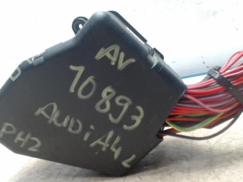 Used Fuse box AUDI A4 B5 (8D2) 2.5 TDI quattro (150 hp) 31221932