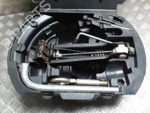 Used Jack Kit VW POLO IV (9N_, 9A_) 1.4 16V (75 hp) 29578525